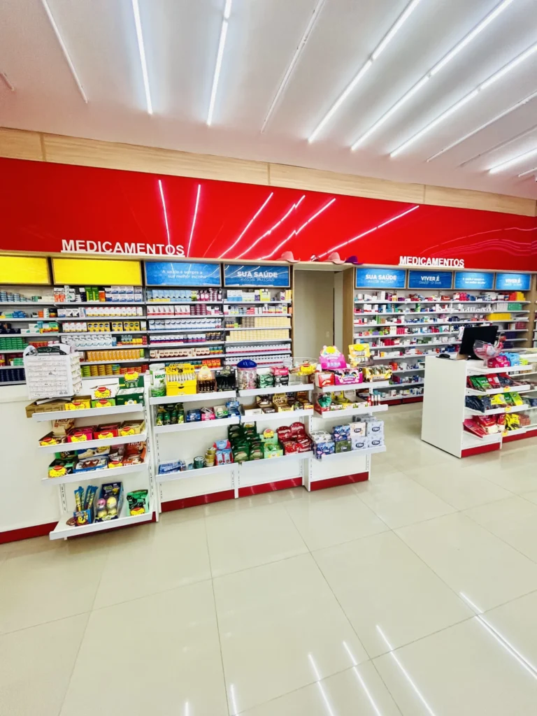 Gondolas para drogaria da Tempefarma