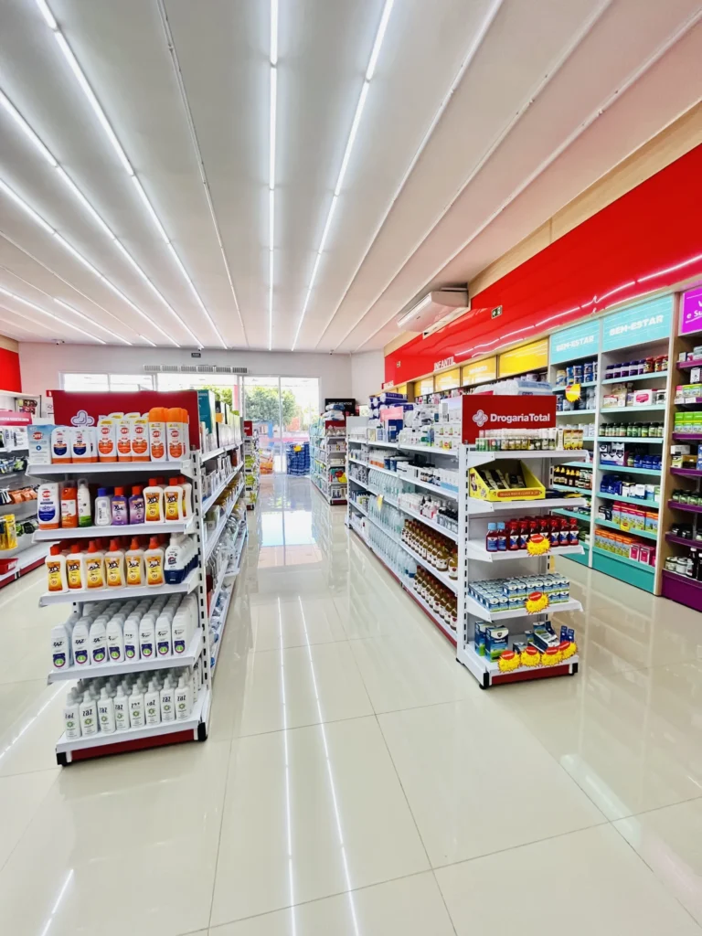 Gondolas para drogaria da Tempefarma