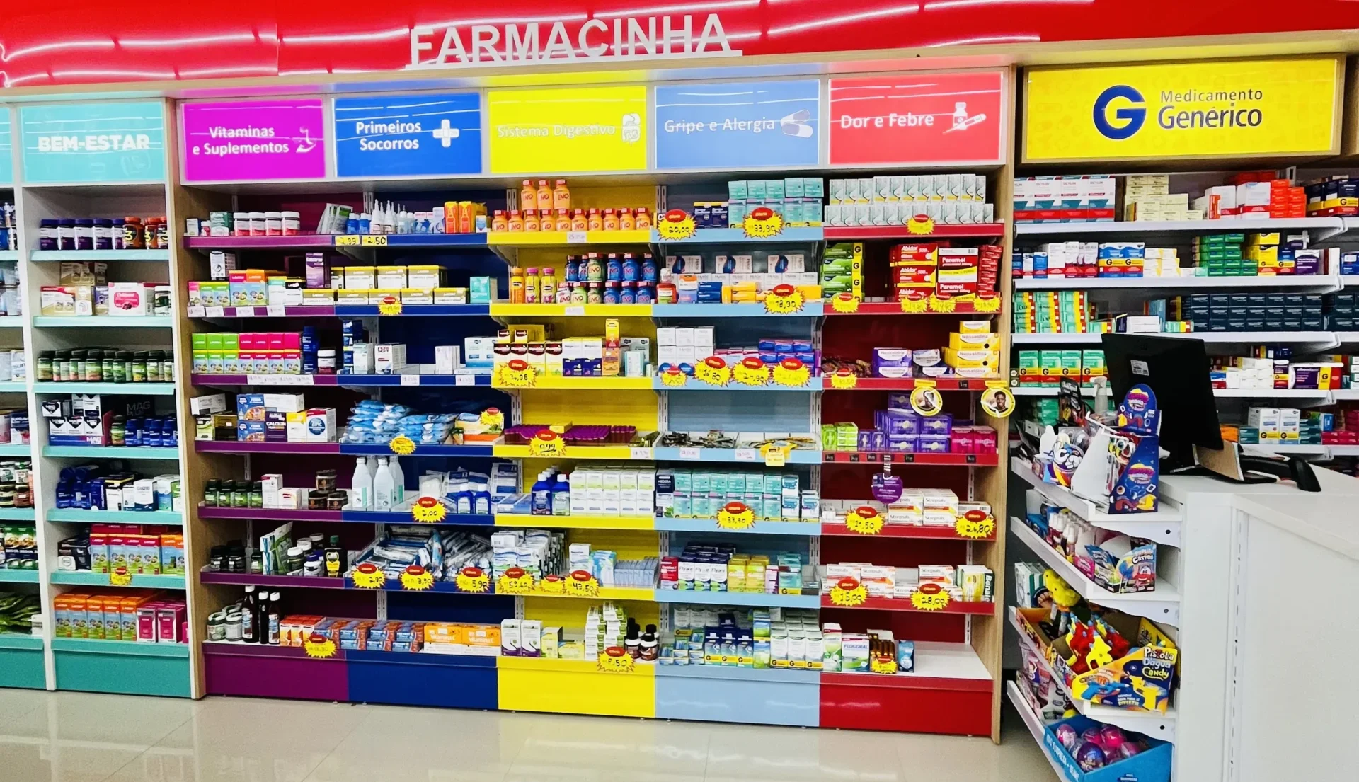 Balcões de atendimento Temperfarma com comunicação visual e frentes de caixa organizadas