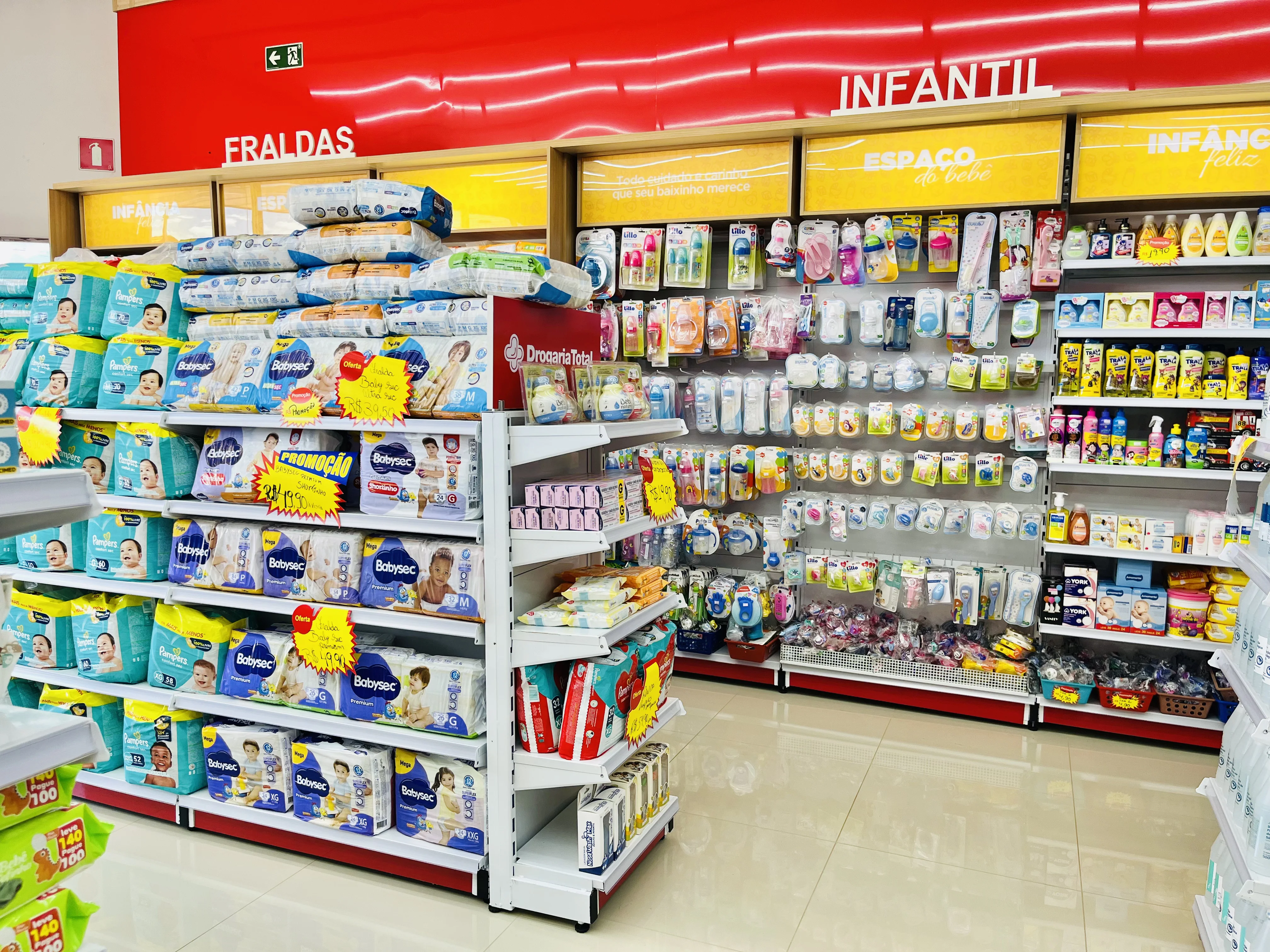 Exposição de produtos na Drogaria Total em Nova Independência
