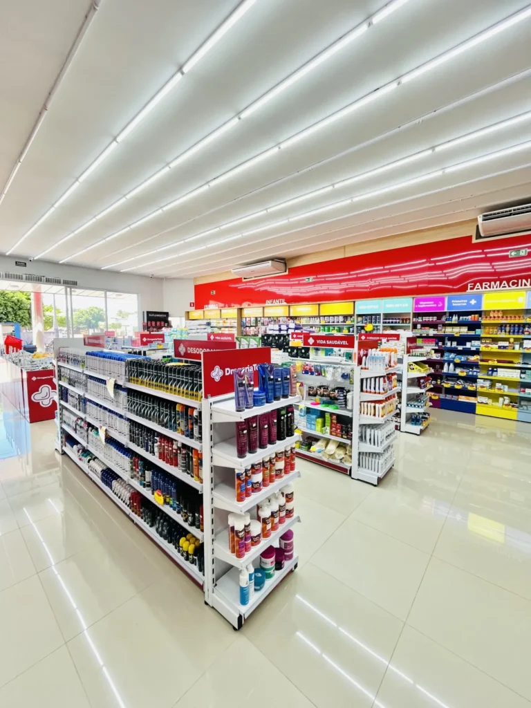Foto de farmácia com móveis da Temperfarma