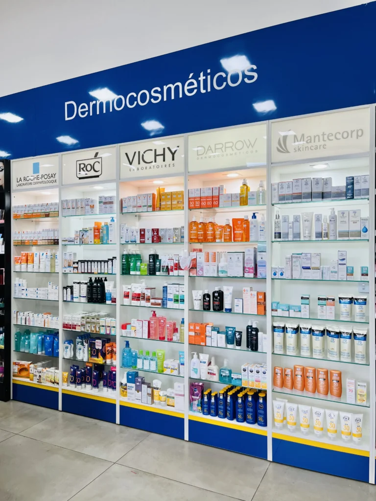 setor de dermocosméticos com mobiliário farmacêutico na farmácia Santa Catarina em Rancharia