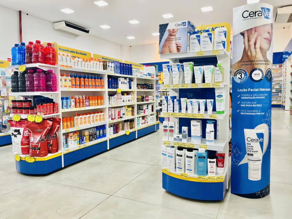 gôndola de produtos de higiene e prateleiras no projeto Santa Catarina em Rancharia