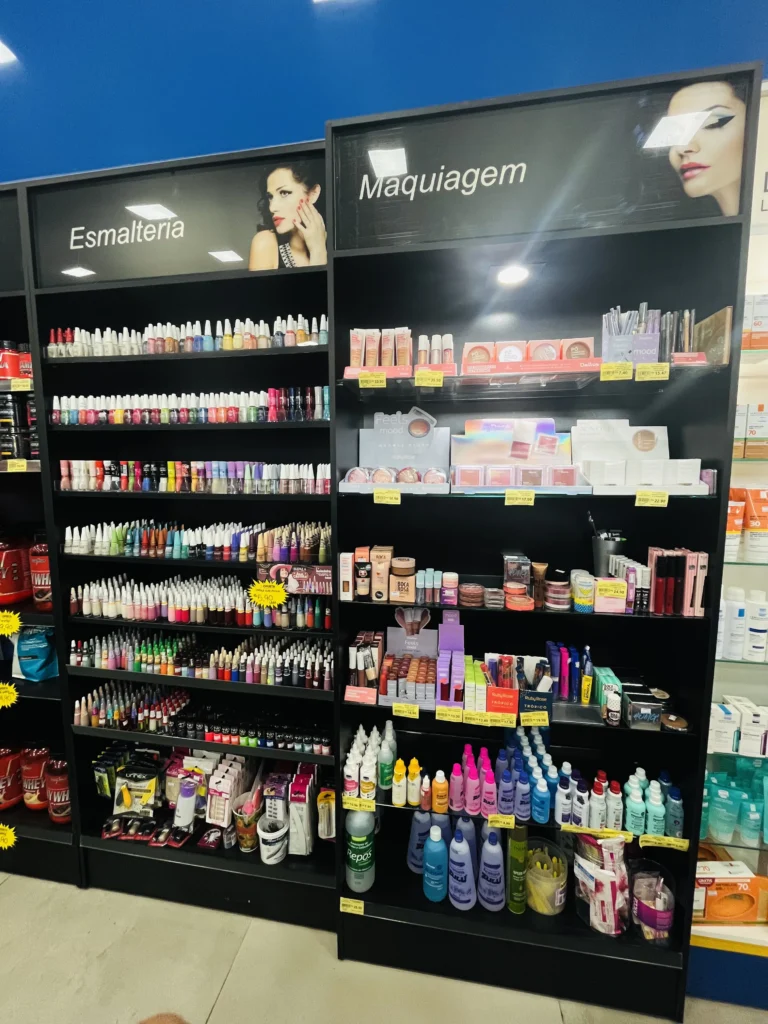 setor de esmalteria e maquiagem da farmácia Santa Catarina em Rancharia