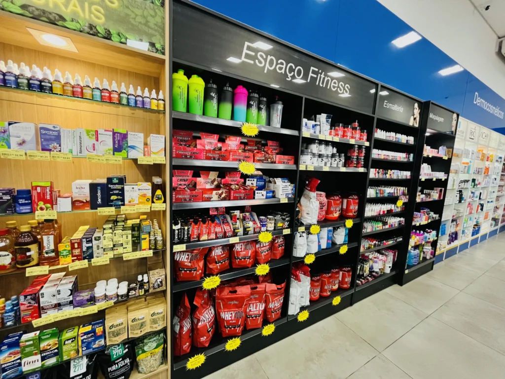 prateleiras de produtos naturais e espaço beleza na farmácia Santa Catarina em Rancharia