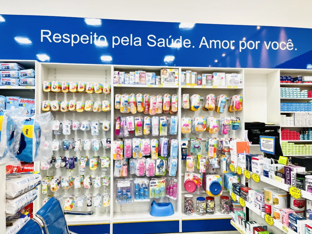 setor de acessórios e perfumaria com prateleiras na farmácia Santa Catarina em Rancharia