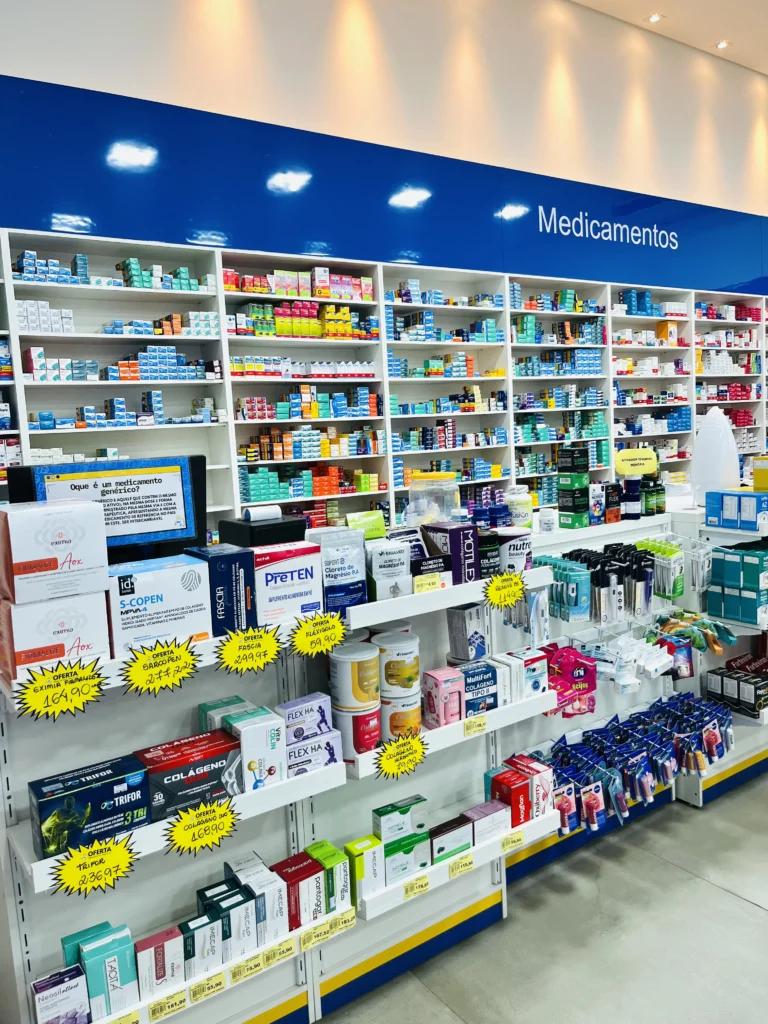parede de medicamentos com prateleiras na farmácia Santa Catarina em Rancharia